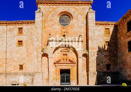 Kirchentür. Das königliche Kloster San Millán de Yuso befindet sich in der Stadt San Millán de la Cogolla. Es ist Teil des monumentalen Komplexes Stockfoto