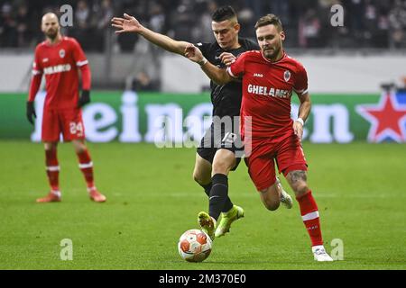 Eintracht's Rafael Santos Borre und Antwerpens Birger Verstraete kämpfen um den Ball während eines Fußballspiels zwischen dem Deutschen Eintracht Frankfurt und dem belgischen Königlichen Antwerpen FC am Donnerstag, den 25. November 2021 in Frankfurt, Deutschland, Spiel fünf (von sechs) in Gruppe D der UEFA Europa League Gruppenphase. BELGA FOTO LAURIE DIEFFEMBACQ Stockfoto