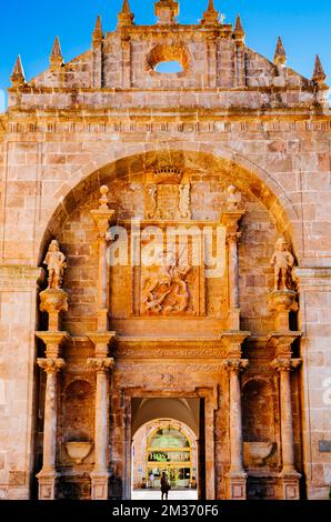 Detail des barocken Tores. Das königliche Kloster San Millán de Yuso befindet sich in der Stadt San Millán de la Cogolla. Es ist Teil des Monumentals Stockfoto