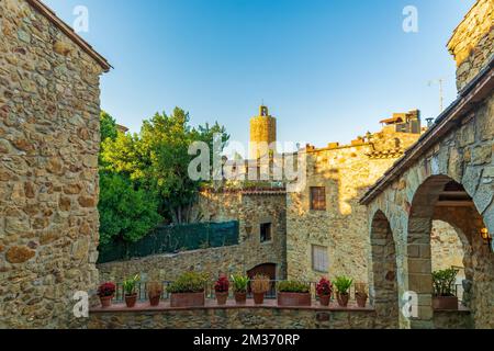 Pals, mittelalterliche Stadt in Katalonien, Spanien, am späten Abend Licht am Sommertag Stockfoto