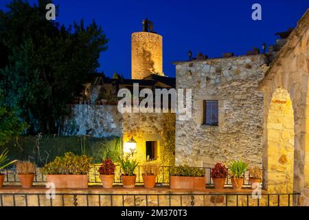 Pals, mittelalterliche Stadt in Katalonien, Spanien, bei Dämmerung, goldenes Stundenlicht am Sommertag Stockfoto