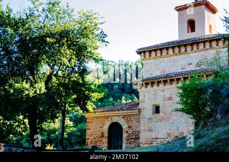 Das Kloster San Millán Suso wurde im 6.. Jahrhundert von San Millán gegründet. Das Kloster besteht aus Eremitenhöhlen und einer Kirche. Es ist Teil von Th Stockfoto