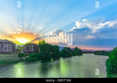 Ebro Flusstal in Tortosa, Katalonien, Spanien Sonnenuntergang, bei Dämmerung am Sommertag Stockfoto