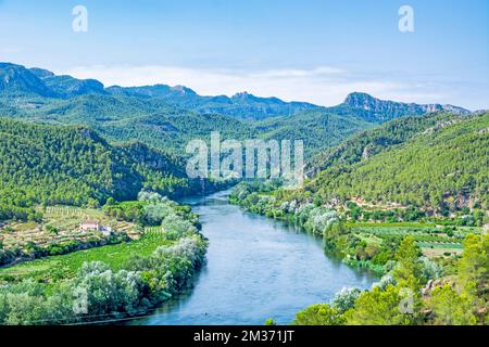 Ebro Flusstal in der Nähe des Dorfes Miravet in Katalonien, Spanien, Standort des Miravet Schlosses der templer Ritter auf Stockfoto