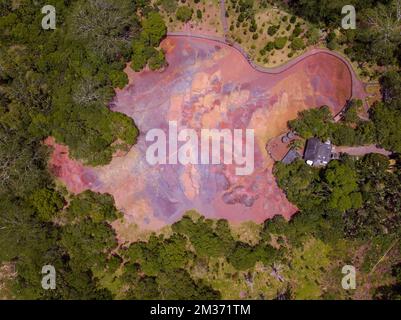 Chamarel Siebenfarbige Erde Geopark im Bezirk Riviere Noire. Farbenfrohe Panoramalandschaft über diese vulkanische geologische Formation, die eine davon ist Stockfoto