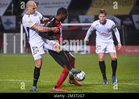 Denis Prychynenko von Deinze, Thomas Ephestion von Rwdm und Viktor Boone von Deinze kämpfen bei einem Fußballspiel zwischen RWDM und KMSK Deinze am Sonntag, den 28. November 2021 in Brüssel, einem Spiel des 13. Tages der zweiten Liga der belgischen Fußballmeisterschaft „1B Pro League“ um den Ball. BELGA FOTO LAURIE DIEFFEMBACQ Stockfoto