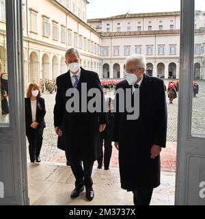 König Philippe - Filip von Belgien und Präsident von Italien Sergio Mattarella, das während eines diplomatischen Treffens im Palazzo del Quirinale während eines eintägigen Staatsbesuchs in Italien am Mittwoch, den 01. Dezember 2021 in Rom fotografiert wurde. Die königliche Reise wurde aufgrund der Covid-19-Krise von einem dreitägigen Besuch auf einen Tag zurückgebracht. BELGA FOTOPOOL DIRK WAEM Stockfoto