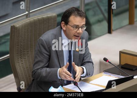 Der flämische Sozialminister Wouter Beke trug anlässlich des Welt-Aids-Tages ein rotes Band auf einer Plenarsitzung des flämischen Parlaments am Mittwoch, den 01. Dezember 2021 in Brüssel. BELGA FOTO JAMES ARTHUR GEKIERE Stockfoto
