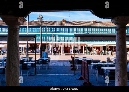 Plaza Mayor, Hauptplatz, im Zentrum der Altstadt gelegen, mit rechteckigem, unregelmäßigem Grundriss, mit Arkaden mit toskanischen Steinsäulen darunter Stockfoto