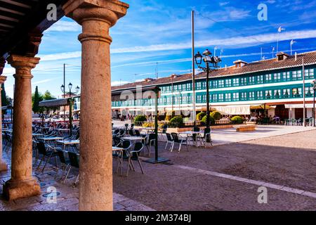 Plaza Mayor, Hauptplatz, im Zentrum der Altstadt gelegen, mit rechteckigem, unregelmäßigem Grundriss, mit Arkaden mit toskanischen Steinsäulen darunter Stockfoto