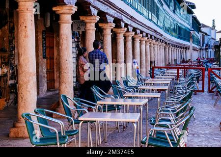 Plaza Mayor, Hauptplatz, im Zentrum der Altstadt gelegen, mit rechteckigem, unregelmäßigem Grundriss, mit Arkaden mit toskanischen Steinsäulen darunter Stockfoto