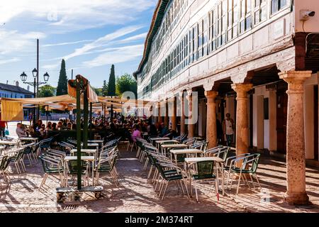 Plaza Mayor, Hauptplatz, im Zentrum der Altstadt gelegen, mit rechteckigem, unregelmäßigem Grundriss, mit Arkaden mit toskanischen Steinsäulen darunter Stockfoto