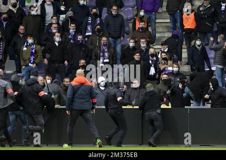 Beerschots Fans und Polizisten wurden nach einem Fußballspiel zwischen Beerschot VA und dem RAFC Royal Antwerpen am Sonntag, den 05. Dezember 2021 in Antwerpen, am 17. Tag der ersten Division der belgischen Meisterschaft „Jupiler Pro League“ 2021-2022, fotografiert. BELGA FOTO KRISTOF VAN ACCOM Stockfoto