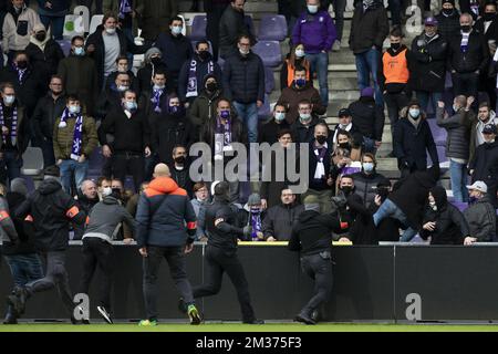 Beerschots Fans und Polizisten wurden nach einem Fußballspiel zwischen Beerschot VA und dem RAFC Royal Antwerpen am Sonntag, den 05. Dezember 2021 in Antwerpen, am 17. Tag der ersten Division der belgischen Meisterschaft „Jupiler Pro League“ 2021-2022, fotografiert. BELGA FOTO KRISTOF VAN ACCOM Stockfoto