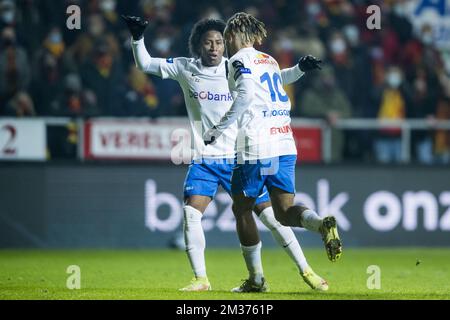 Genks Angelo Preciado und Genks Theo Bongonda feiern nach einem Tor während eines Fußballspiels zwischen KV Mechelen und KRC Genk am Sonntag, den 05. Dezember 2021 in Mechelen, am 17. Tag der ersten Division der belgischen Meisterschaft „Jupiler Pro League“ von 2021-2022. BELGA FOTO JASPER JACOBS Stockfoto