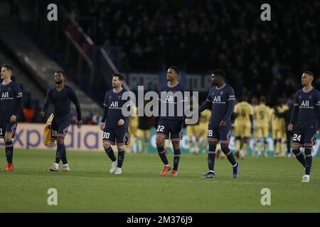 PSG's Georginio Wijnaldum, PSG's Lionel Messi, PSG's Abdou Diallo, PSG's Eric-Junior Dina-Ebimbe und PSG's Thilo Kehrer feiern nach dem Gewinn eines Fußballspiels zwischen dem französischen Verein Paris Saint-Germain und dem belgischen Team Club Brugge KSV, Dienstag, 07. Dezember 2021 in Paris, Sechstes und letztes Spiel in der Gruppenphase der UEFA Champions League, in Gruppe A. BELGA FOTO BRUNO FAHY Stockfoto