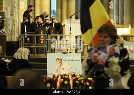 Abbildung zeigt die Trauerfeier für den belgischen Volkssänger Grand Jojo (lange Jojo), Jules Jean Vanobbergen, in der Nationalbasilika des Heiligen Herzens (Basilique Nationale du Sacre-Coeur de Bruxelles - Nationale Basiliek van het Heilig Hart) in Koekelberg, Brüssel, Mittwoch, den 08. Dezember 2021. BELGA FOTO BENOIT DOPPPAGNE Stockfoto