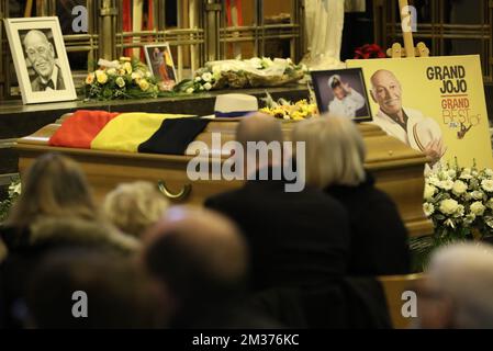 Abbildung zeigt die Trauerfeier für den belgischen Volkssänger Grand Jojo (lange Jojo), Jules Jean Vanobbergen, in der Nationalbasilika des Heiligen Herzens (Basilique Nationale du Sacre-Coeur de Bruxelles - Nationale Basiliek van het Heilig Hart) in Koekelberg, Brüssel, Mittwoch, den 08. Dezember 2021. BELGA FOTO BENOIT DOPPPAGNE Stockfoto