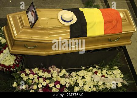 Abbildung zeigt den Sarg bei der Beerdigung des belgischen beliebten Sängers Grand Jojo (lange Jojo), Jules Jean Vanobbergen, in der Nationalbasilika des Heiligen Herzens (Basilique Nationale du Sacre-Coeur de Bruxelles - Nationale Basiliek van het Heilig Hart), in Koekelberg, Brüssel, Mittwoch, 08. Dezember 2021. BELGA FOTO BENOIT DOPPPAGNE Stockfoto