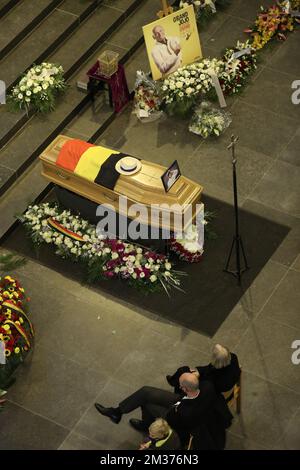 Abbildung zeigt den Sarg bei der Beerdigung des belgischen beliebten Sängers Grand Jojo (lange Jojo), Jules Jean Vanobbergen, in der Nationalbasilika des Heiligen Herzens (Basilique Nationale du Sacre-Coeur de Bruxelles - Nationale Basiliek van het Heilig Hart), in Koekelberg, Brüssel, Mittwoch, 08. Dezember 2021. BELGA FOTO BENOIT DOPPPAGNE Stockfoto