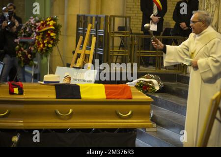 Abbildung zeigt die Trauerfeier für den belgischen Volkssänger Grand Jojo (lange Jojo), Jules Jean Vanobbergen, in der Nationalbasilika des Heiligen Herzens (Basilique Nationale du Sacre-Coeur de Bruxelles - Nationale Basiliek van het Heilig Hart) in Koekelberg, Brüssel, Mittwoch, 08. Dezember 2021. BELGA FOTO NICOLAS MAETERLINCK Stockfoto