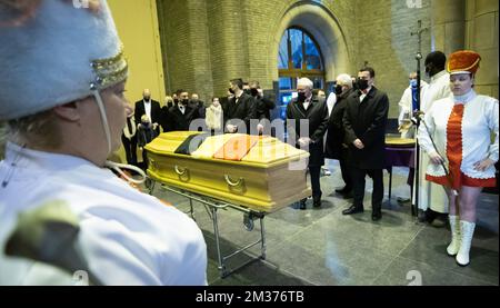 Abbildung zeigt die Ankunft des Sarges bei der Beerdigung des belgischen Volkssängers Grand Jojo (lange Jojo), Jules Jean Vanobbergen, in der Nationalbasilika des Heiligen Herzens (Basilique Nationale du Sacre-Coeur de Bruxelles - Nationale Basiliek van het Heilig Hart) in Koekelberg, Brüssel, Mittwoch, 08. Dezember 2021. BELGA FOTO BENOIT DOPPPAGNE Stockfoto