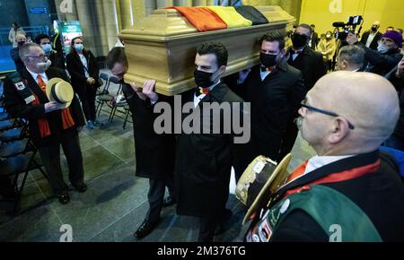 Abbildung zeigt die Ankunft des Sarges bei der Beerdigung des belgischen Volkssängers Grand Jojo (lange Jojo), Jules Jean Vanobbergen, in der Nationalbasilika des Heiligen Herzens (Basilique Nationale du Sacre-Coeur de Bruxelles - Nationale Basiliek van het Heilig Hart) in Koekelberg, Brüssel, Mittwoch, 08. Dezember 2021. BELGA FOTO BENOIT DOPPPAGNE Stockfoto