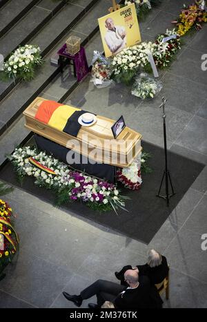 Abbildung zeigt den Sarg bei der Beerdigung des belgischen beliebten Sängers Grand Jojo (lange Jojo), Jules Jean Vanobbergen, in der Nationalbasilika des Heiligen Herzens (Basilique Nationale du Sacre-Coeur de Bruxelles - Nationale Basiliek van het Heilig Hart), in Koekelberg, Brüssel, Mittwoch, 08. Dezember 2021. BELGA FOTO BENOIT DOPPPAGNE Stockfoto