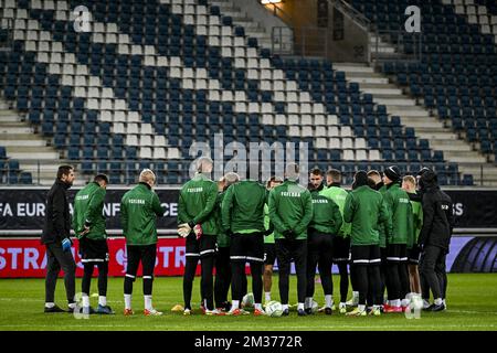 Die Spieler von Flora wurden während eines Trainings des estnischen Fußballteams FC Flora am Mittwoch, den 08. Dezember 2021 in Gent fotografiert. Das Team bereitet sich auf das morgige Spiel gegen die belgische Fußballmannschaft KAA Gent vor, das am sechsten Tag (von sechs) der UEFA Conference League Gruppenbühne in Gruppe B. BELGA FOTO JASPER JACOBS stattfindet Stockfoto