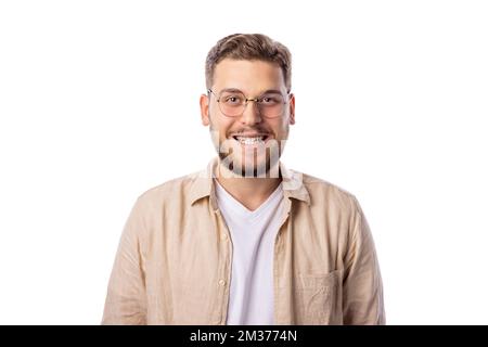 Ein lächelndes, bärtiges Männerporträt Stockfoto