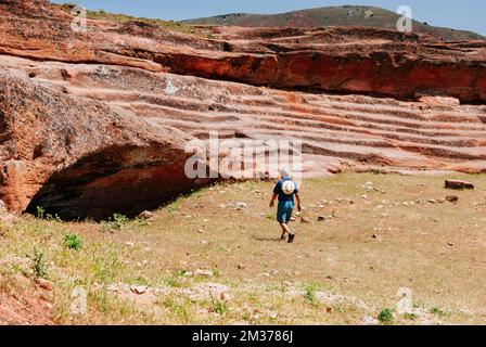 Überreste des alten Theaters mit Gesteinsbühnen. Tiermes Celtiberisch-Römische Archäologische Stätte. Tiermes, Montejo de Tiermes, Soria, Castilla y León, Sp Stockfoto