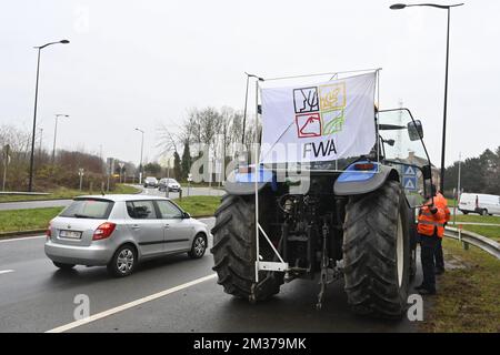 Abbildung zeigt den Beginn einer Protestaktion der Landwirte, die vom Wallonischen Landwirtschaftsverband (FWA) gegen die neue PAC (2023-2027) "Politique Agricole Commune' de l'Europe" in Wavre, Dienstag, den 14. Dezember 2021, organisiert wurde. Überall in Wallonien gibt es verschiedene Aktionen. BELGA FOTO LAURIE DIEFFEMBACQ BELGA FOTO LAURIE DIEFFEMBACQ Stockfoto
