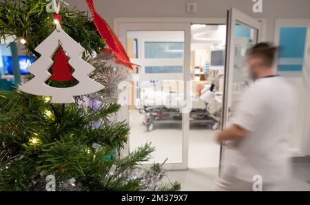 Abbildung zeigt Weihnachtsdekoration auf der Intensivstation der Clinique CHC MontLegia in Lüttich, Dienstag, 14. Dezember 2021. Belgien ist von einer vierten Welle der anhaltenden Coronavirus-Pandemie betroffen. BELGA FOTO BENOIT DOPPPAGNE Stockfoto