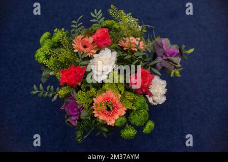 Festliches Bouquet von einem professionellen Floristen, Gerbera-Blumen, Nelkenrose, Eukalyptusgrün Stockfoto