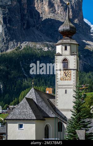 Ein vertikales Bild der St. Vigilius-Pfarrkirche im Dorf Calfosch, Italien Stockfoto