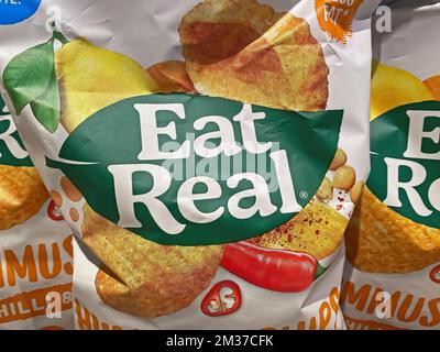 Viersen, Deutschland - 9. Dezember. 2022 Uhr: Nahaufnahme der Tüten Essen echte vegane Chips im Regal des deutschen Ladens Stockfoto