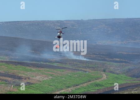 28. Juni 2018, Saddleworth Moor Greater Manchester. Moorlandbrände, die von der Feuerwehr bekämpft werden, mit herabfallendem Wasser Stockfoto