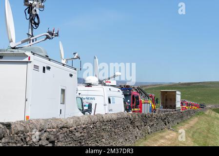 28. Juni 2018, Saddleworth Moor Greater Manchester. Moorlandbrände, die von der Feuerwehr bekämpft werden, wobei die Armee eingezogen wird, um zu helfen. Media Vans Stockfoto