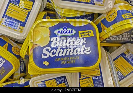 Viersen, Deutschland - 9. Dezember. 2022: Abschluss der Kartons Meggle klärte Butter im Regal des deutschen Lagers Stockfoto