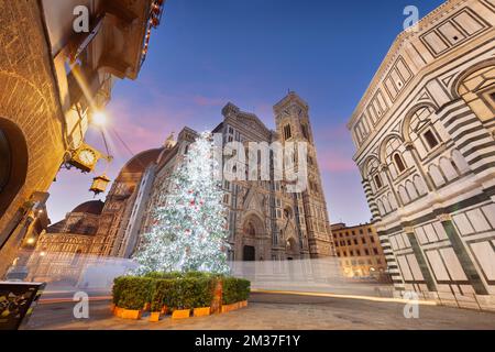 Florenz, Italien während der Weihnachtszeit im Duomo in der Toskana am frühen Morgen. Stockfoto