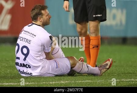 Das Laurent Depoitre von Gent liegt am Boden während eines Fußballspiels zwischen Royal Union Saint-Gilloise und KAA Gent verletzt, das am Sonntag, den 26. Dezember 2021, in Brüssel am 21. Tag der ersten Division der belgischen Meisterschaft „Jupiler Pro League“ 2021-2022 stattfand. BELGA PHOTO VIRGINIE LEFOUR Stockfoto