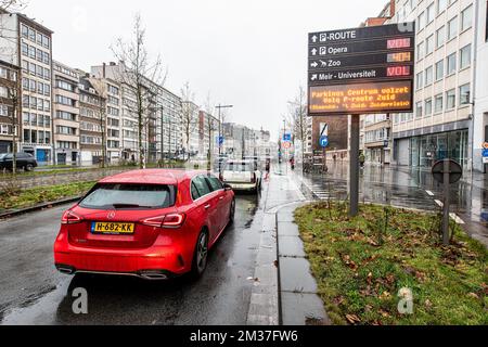 Die Abbildung zeigt Autos in einem Stau in Antwerpen, Mittwoch, den 29. Dezember 2021. Schwärme von Menschen besuchen die Stadt für Weihnachtseinkäufe und Restaurantbesuche, darunter viele Touristen aus den Niederlanden, dem abgesperrten Nachbarland. BELGA FOTO JONAS ROOSENS Stockfoto