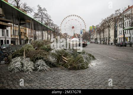 Abbildung zeigt das Riesenrad (Groot Rad - Grande Roue) auf dem leeren Vismarkt - Marche aux Poissons, am Neujahrstag, Samstag, den 01. Januar 2022 in Brüssel. Die Stände des Weihnachtsmarktes wurden alle entfernt, als die Stadt beschloss, die Ereignisse Winterpret - Plaisirs d'Hiver nach schwerwiegenderen Einschränkungen in der laufenden Corona-Virus-Pandemie zu schließen. BELGA FOTO HATIM KAGHAT Stockfoto