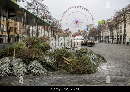 Abbildung zeigt das Riesenrad (Groot Rad - Grande Roue) auf dem leeren Vismarkt - Marche aux Poissons, am Neujahrstag, Samstag, den 01. Januar 2022 in Brüssel. Die Stände des Weihnachtsmarktes wurden alle entfernt, als die Stadt beschloss, die Ereignisse Winterpret - Plaisirs d'Hiver nach schwerwiegenderen Einschränkungen in der laufenden Corona-Virus-Pandemie zu schließen. BELGA FOTO HATIM KAGHAT Stockfoto
