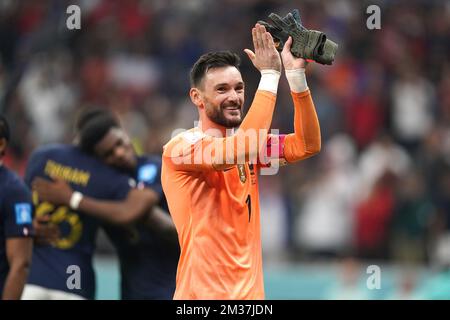 Der französische Torwart Hugo Lloris begrüßt die Fans nach dem Sieg im Halbfinalspiel der FIFA-Weltmeisterschaft im Al Bayt-Stadion in Al Khor, Katar. Bilddatum: Mittwoch, 14. Dezember 2022. Stockfoto