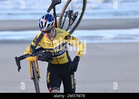 Der belgische Wout Van Aert reitet und führt das Herrenelitenrennen beim Cyclocross-Radfahren der belgischen Meisterschaft in Middelkerke am Sonntag, den 09. Januar 2022. BELGA FOTO DAVID STOCKMAN Stockfoto