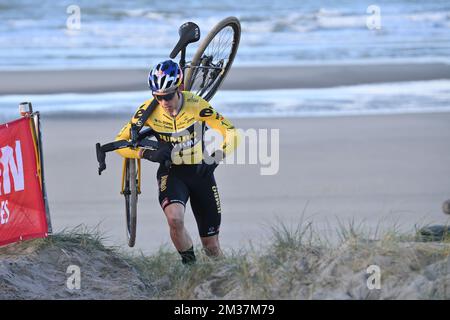 Der belgische Wout Van Aert reitet und führt das Herrenelitenrennen beim Cyclocross-Radfahren der belgischen Meisterschaft in Middelkerke am Sonntag, den 09. Januar 2022. BELGA FOTO DAVID STOCKMAN Stockfoto