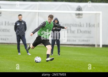 Nauris Petkevicius von Charleroi wurde am Montag, den 10. Januar 2022, während eines Trainings im Wintertrainingslager der belgischen Fußballmannschaft Sporting Charleroi in Antalya, Türkei, fotografiert. BELGA FOTO NICOLAS LAMBERT Stockfoto