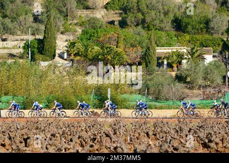 Beispielbild, das während eines Trainings am Medientag des belgischen Radfahrteams Quick-Step Alpha Vinyl in Calpe, Spanien, am Montag, den 10. Januar 2022, zur Vorbereitung der kommenden Saison aufgenommen wurde. BELGA FOTO JOMA GARCIA Stockfoto