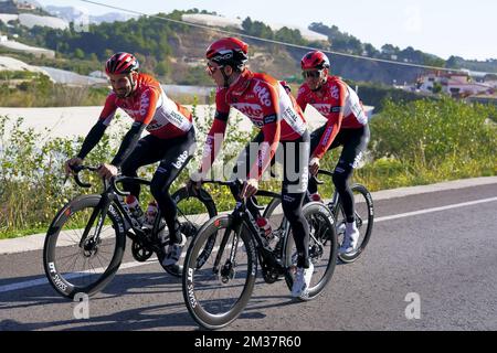 Belgischer Victor Campenaerts von Lotto Soudal, belgischer Jasper De Buyst von Lotto Soudal und belgischer Brent Van Moer von Lotto Soudal, die während eines Trainings am Medientag des belgischen Fahrradteams Lotto Soudal in Altea, Spanien, am Samstag, den 15. Januar 2022, in Vorbereitung der kommenden Saison gezeigt wurden. BELGA FOTO JOMA GARCIA Stockfoto
